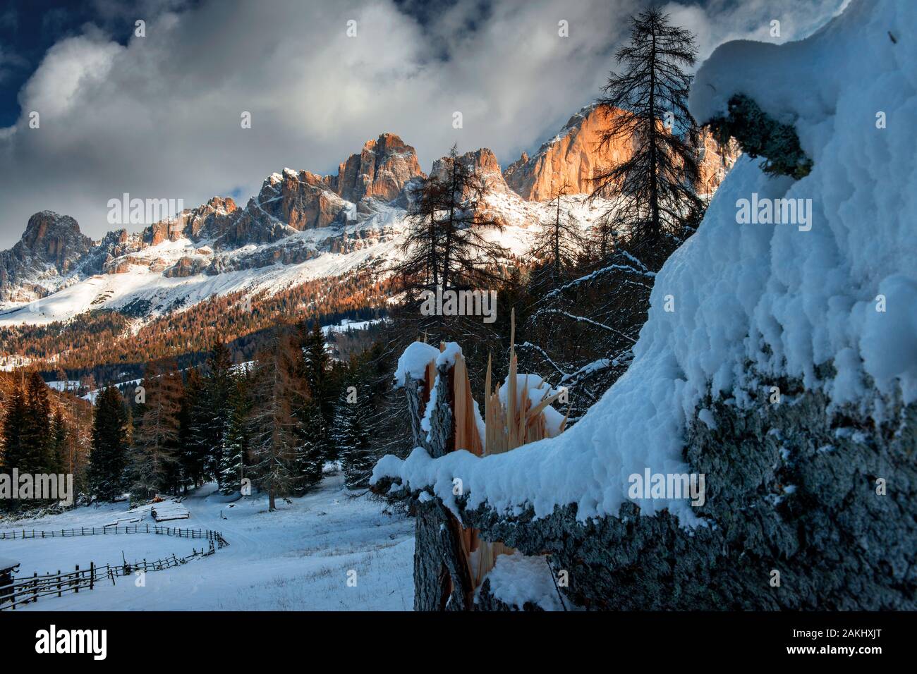 Carezza en los Dolomitas tras la fuerte tormenta Foto de stock