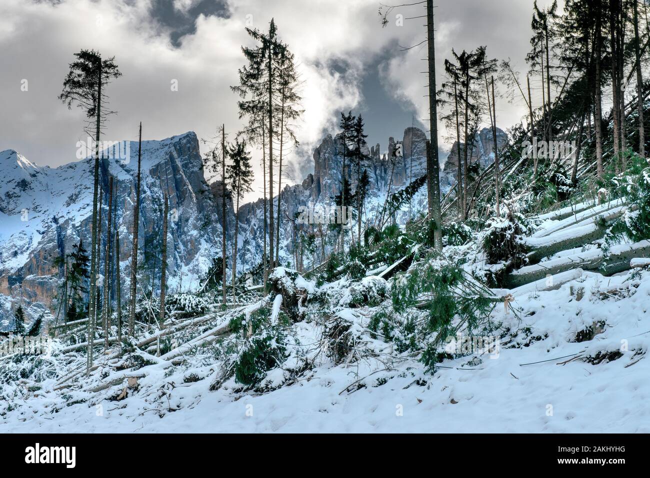 Carezza en los Dolomitas tras la fuerte tormenta Foto de stock