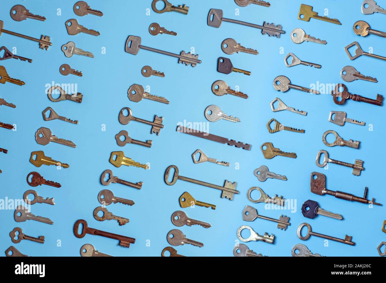 Las claves definidas sobre fondo azul. Las llaves de la cerradura de la puerta y caja fuerte de seguridad y protección de la propiedad de la casa. Diferentes antiguos y nuevos tipos de llaves. Foto de stock
