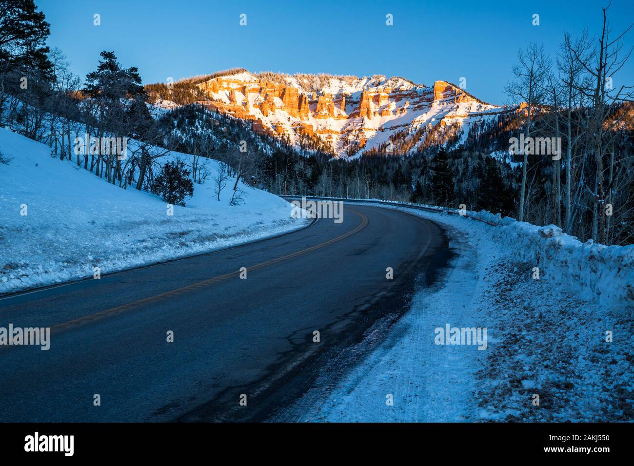 Una fría noche de invierno en diciembre en el sur de Utah, desierto. Muchas torres de roca naranja y rojo y hoodoos cubierto de nieve cerca de Cedar City, Utah. Foto de stock