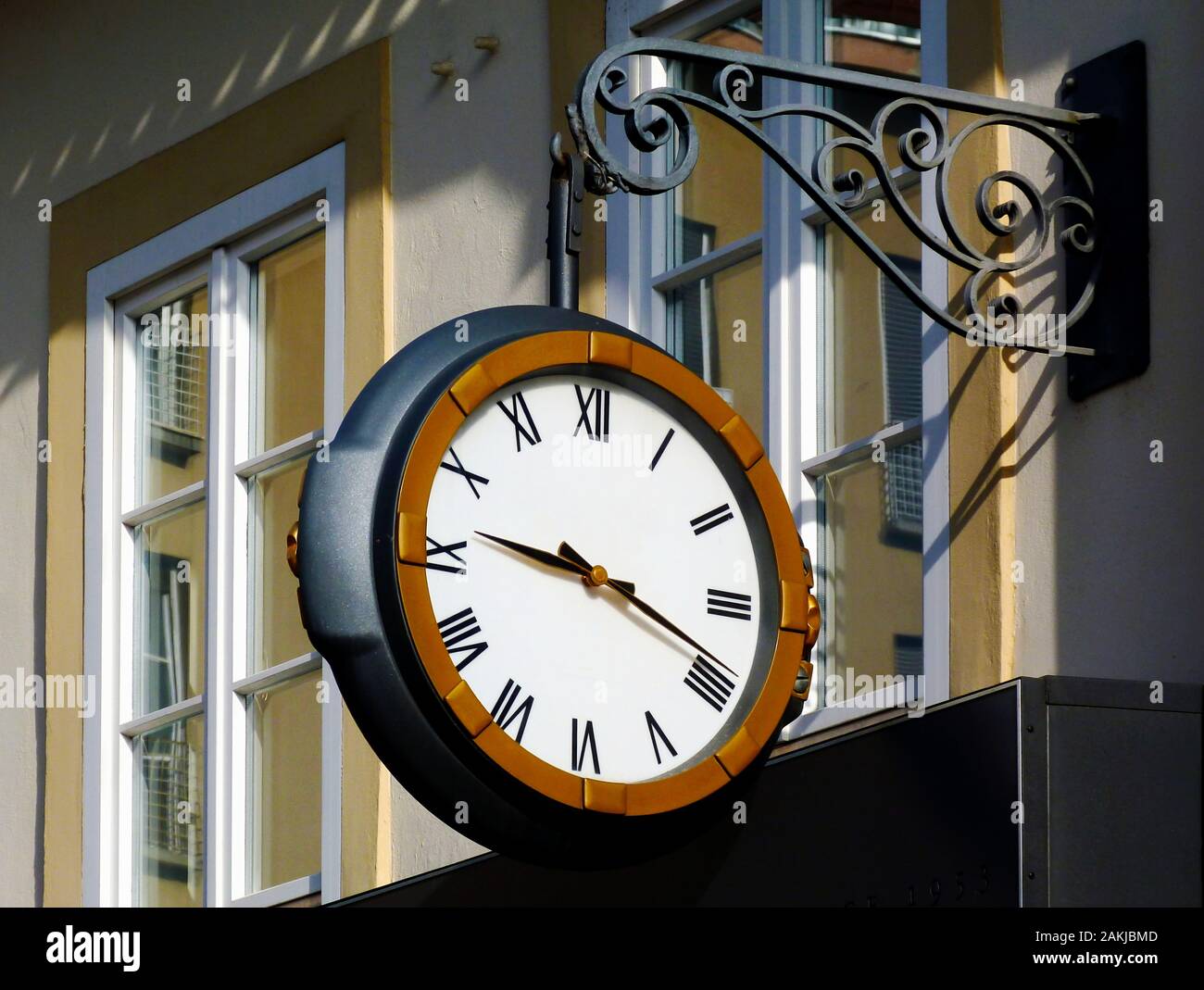 Detalle de pared exterior con un gran reloj de pared suspendida