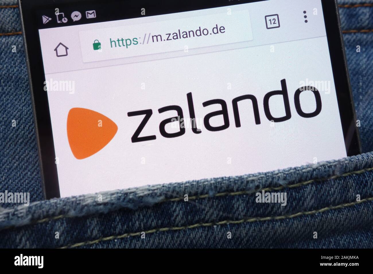 El sitio web de Zalando se muestra en un smartphone oculto en el bolsillo  de los vaqueros Fotografía de stock - Alamy
