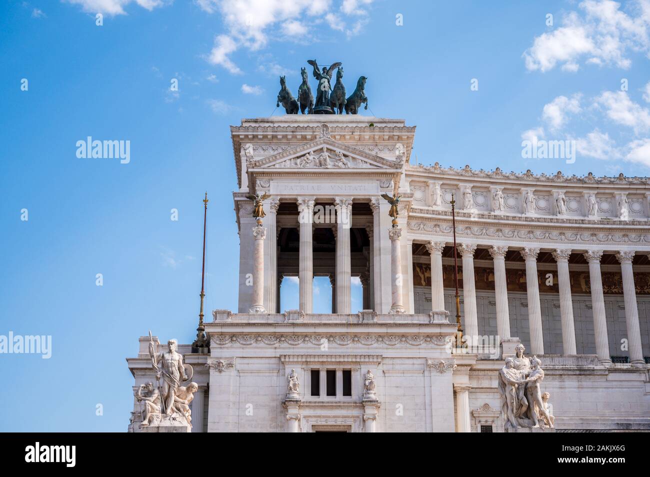 Tumba del Soldado Desconocido (Tomba del Milite Ignoto) un monumento a la guerra en Roma bajo la estatua de la diosa Roma en el Altar della Patria Foto de stock