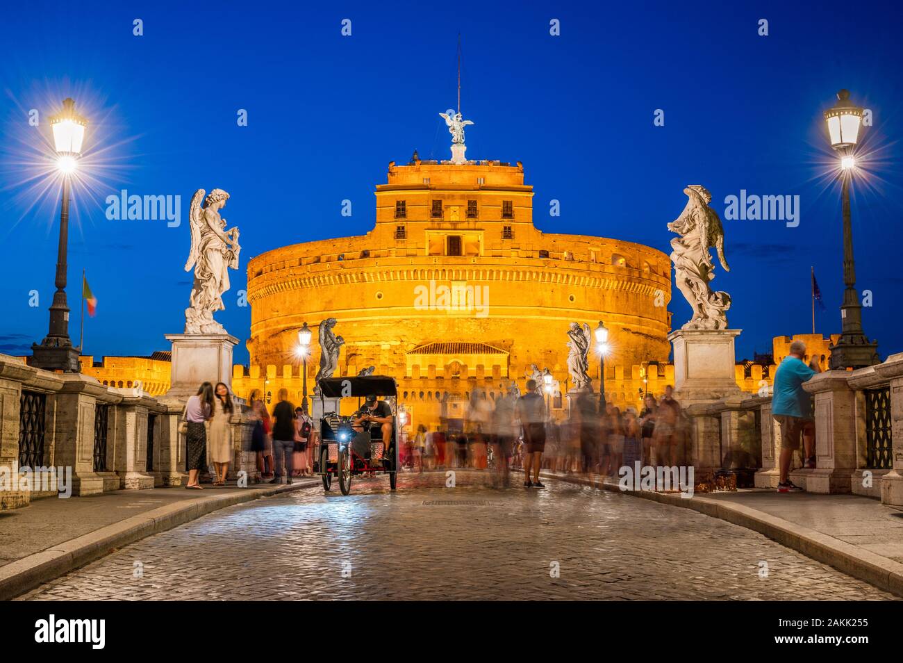 Verano puesta del sol vista del Castillo de Saint Angelo en las orillas del río Tíber en Roma, Italia. Diseñado y construido por el emperador romano Adriano Foto de stock