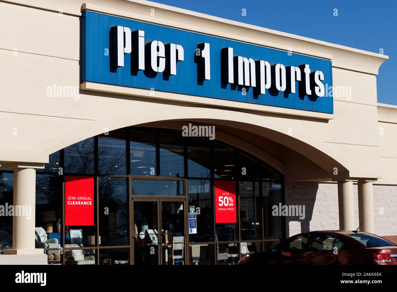 Indianapolis - Circa Enero de 2020: Pier 1 Imports Retail Strip Mall  Ubicación. Pier 1 Imports decoración y muebles para el hogar Fotografía de  stock - Alamy