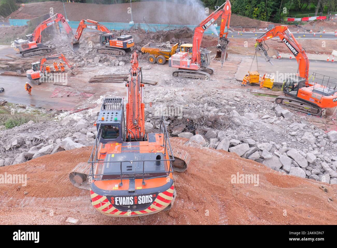 Las máquinas en el trabajo sobre la demolición de un puente a través de la A50 en Uttoxeter. Foto de stock