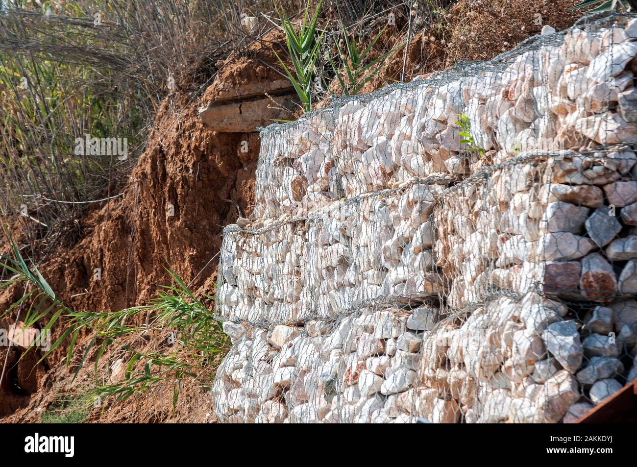 Malla de alambre galvanizado Gabion caja con piedras erosionadas seaside Foto de stock