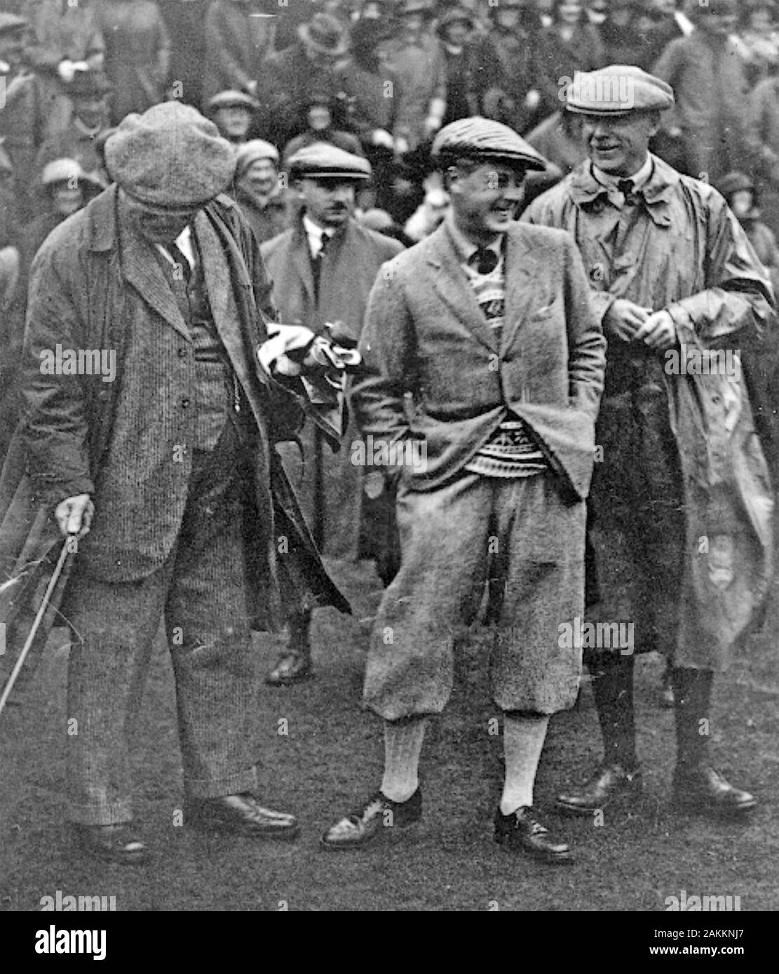 Eduardo VIII (1894-1972) jugando al golf mientras el Príncipe de Gales Foto de stock
