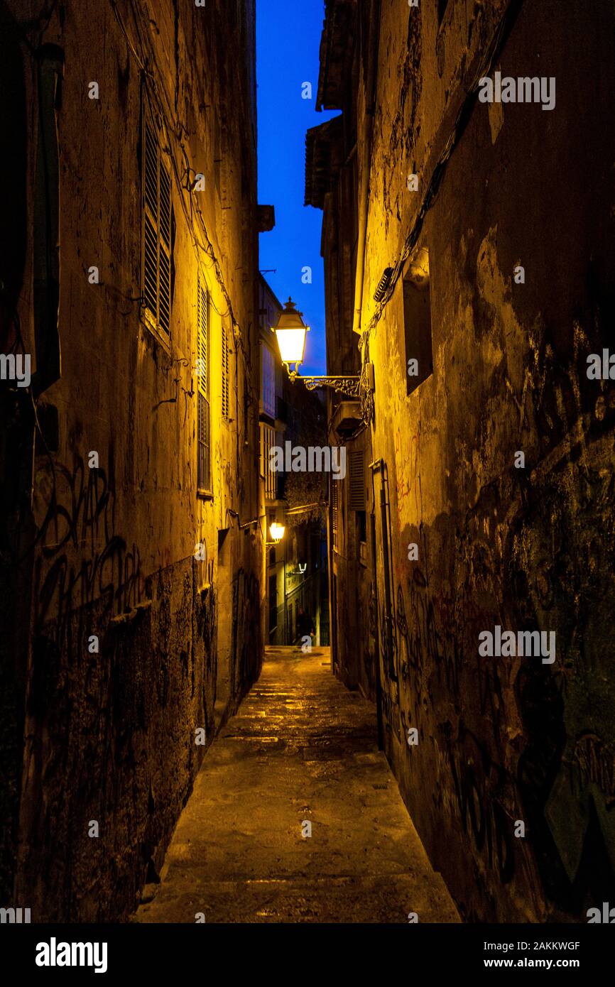 Calle estrecha por la noche, Palma, Mallorca, España Foto de stock