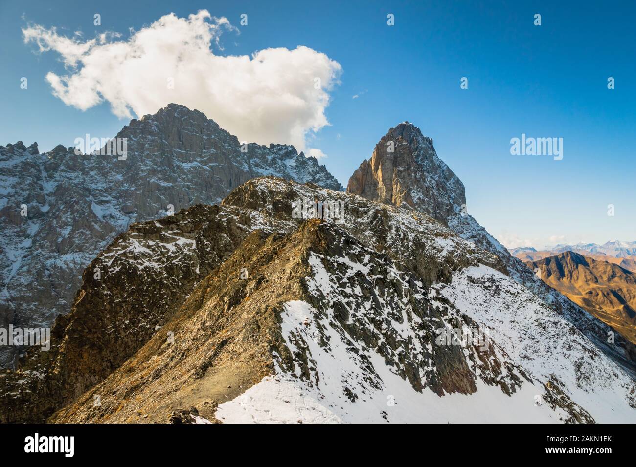 Espectacular paisaje de montaña en la zona de senderismo de Juta paisaje con montañas nevadas en el soleado día de otoño - senderismo popular en las montañas del Cáucaso, Foto de stock