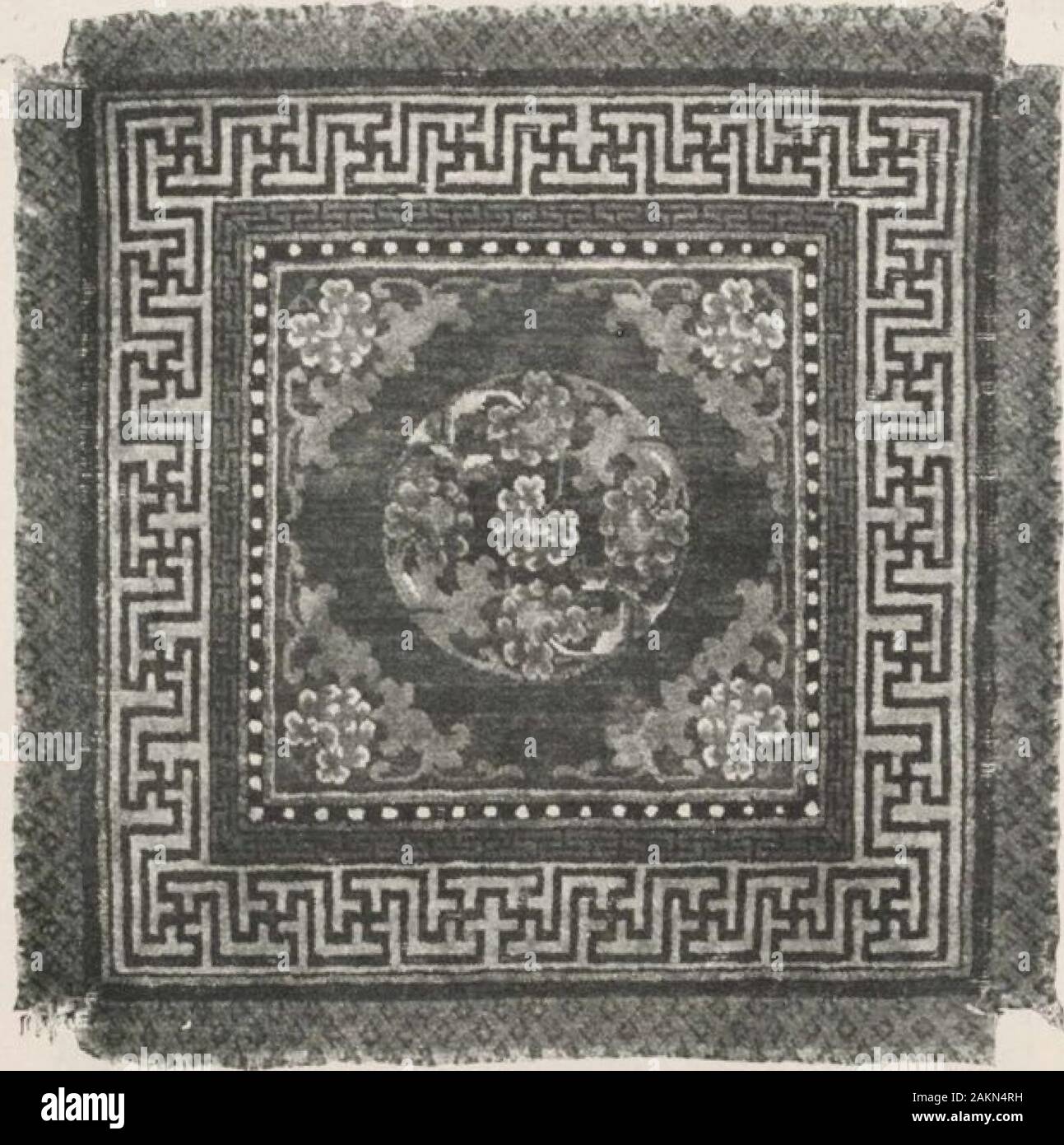 https www alamy es catalogo ilustrado de una notable coleccion de porcelanas chinas de antiguedades ceramicas jades pantallas pinturas sobre vidrio tapices alfombras y otros muchos objetos de arte y antiguedades formado por mrawbahr el conocido conocedor y autoridad en el arte antiguo de china recurso electronico para ser vendidos al publico sin restricciones en la venta de galerias de arte norteamericano madison square south en las tardes aqui establecidos ue profunda frontera de medallones compone diversos disenos florales y simbolico incluyendo el shoiicharacter porcion central con arabesqueand florales elaborados motivos en forma de murcielago image339140245 html