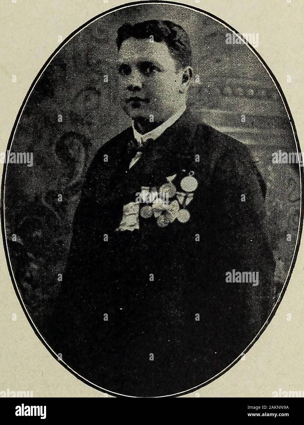 El Salvador al vuelo; notas, impresiones y perfilesRepublica de El Salvador, América Central, 1917 . La Escuela de MedicinaSan Salvador. El Doctor David C. Escalante?distmguicío médico de la Facultad de El Salvador,especialista en estudios de la electricidady radiografía. Jefe del Gabinete de Electro y me-canoterapia del Hospital Rosales nnnnnnnannna nnnnnnnnnnaannannnannnnann nnnnnnnnnnnno EL HOSPITAL ROSALES ONU merece capítulo especia! Este gran establecimien-to de caridad, el primero en su género, de la AméricaCentral; santuario del bien y de la ciencia, refugio delpaciente desvalido y motivo de Foto de stock