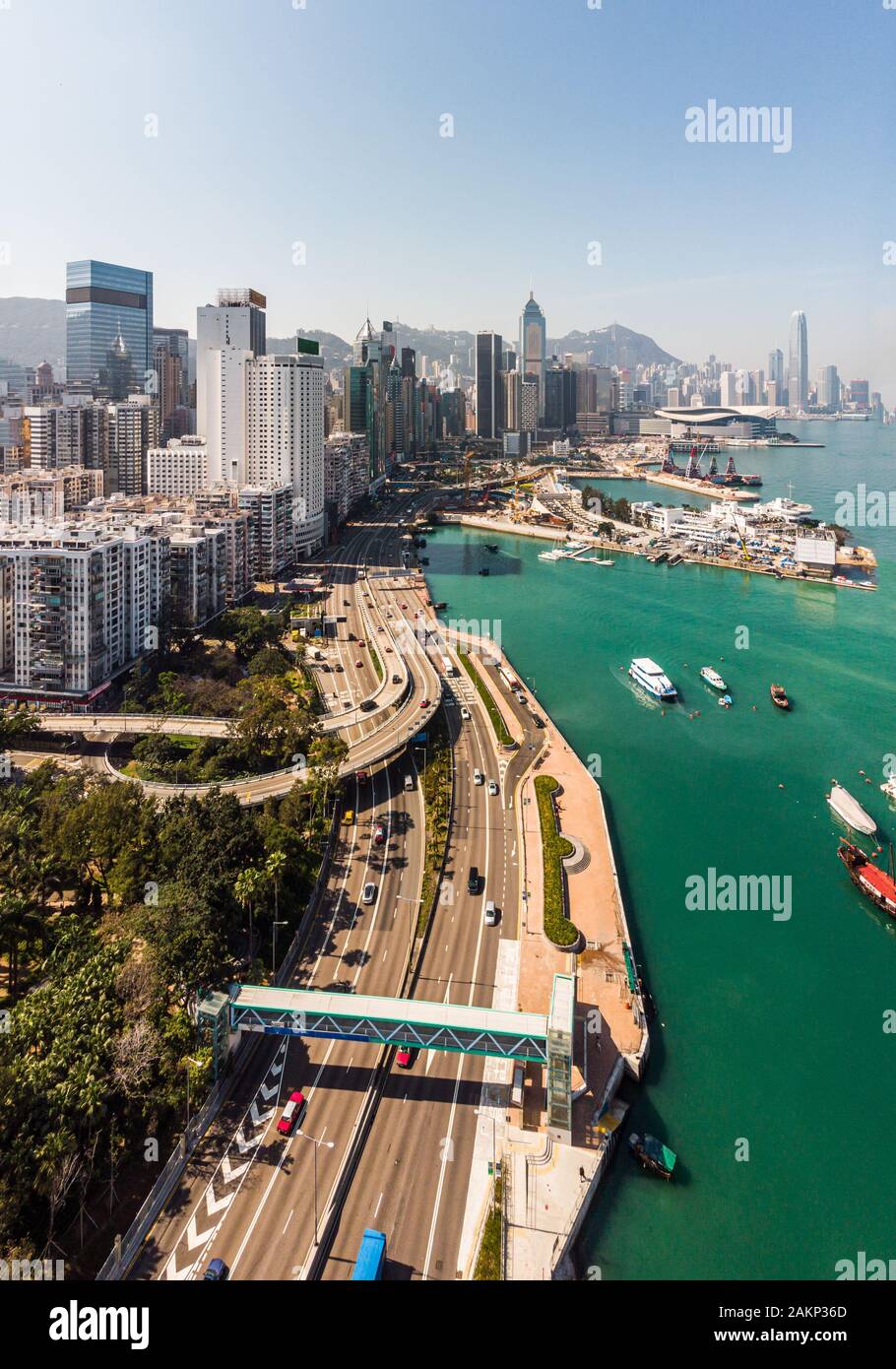 Vista aérea de la carretera en el distrito de compras de Causeway Bay en la isla de Hong Kong por Victoria harbour Foto de stock