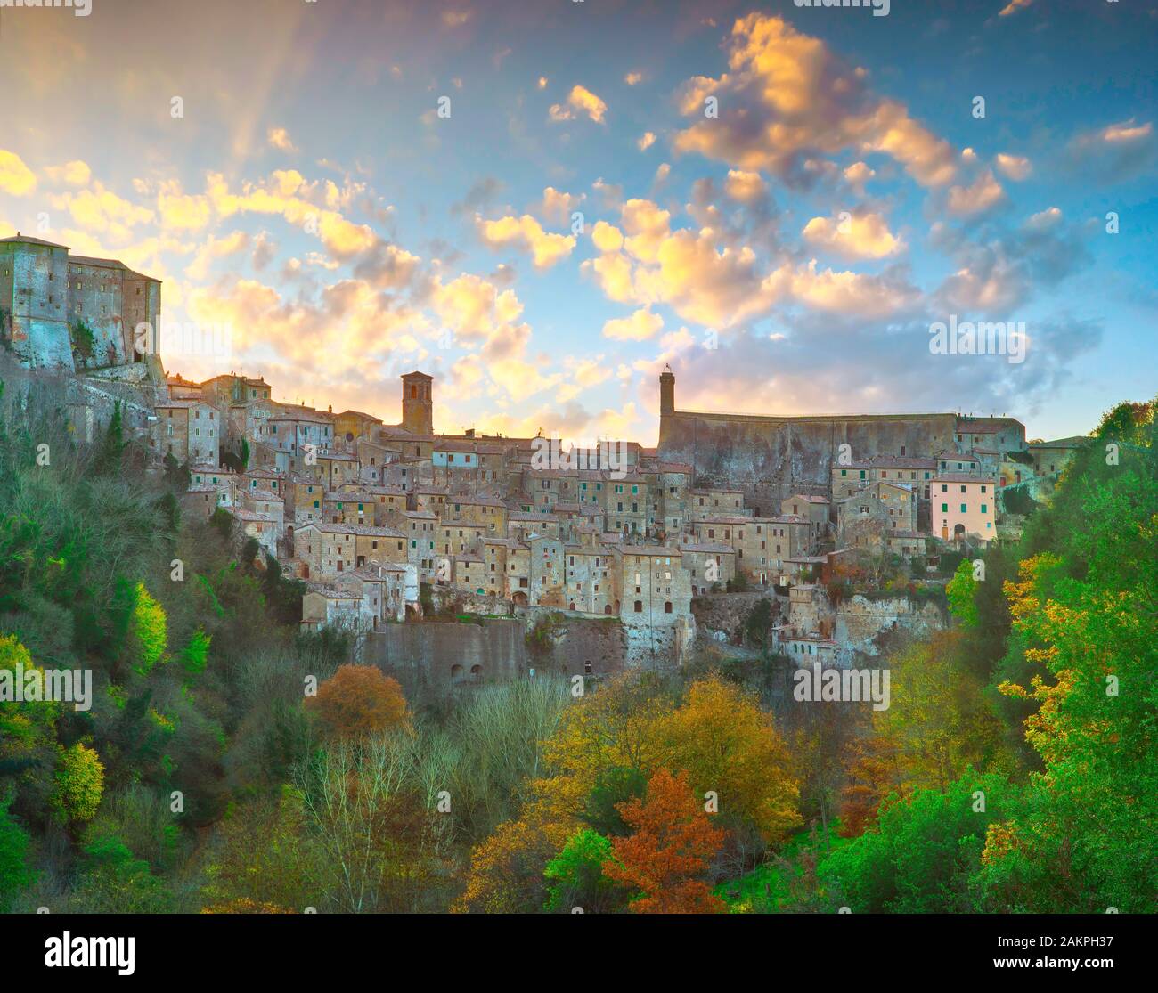 Toscana, Sorano localidad medieval de toba colina rocosa. Panorama del atardecer. Italia, Europa. Foto de stock