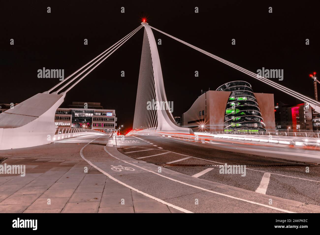 Samuel Becket Bridge en Dublín por la noche.luces irlandesas de la ciudad. Foto de stock