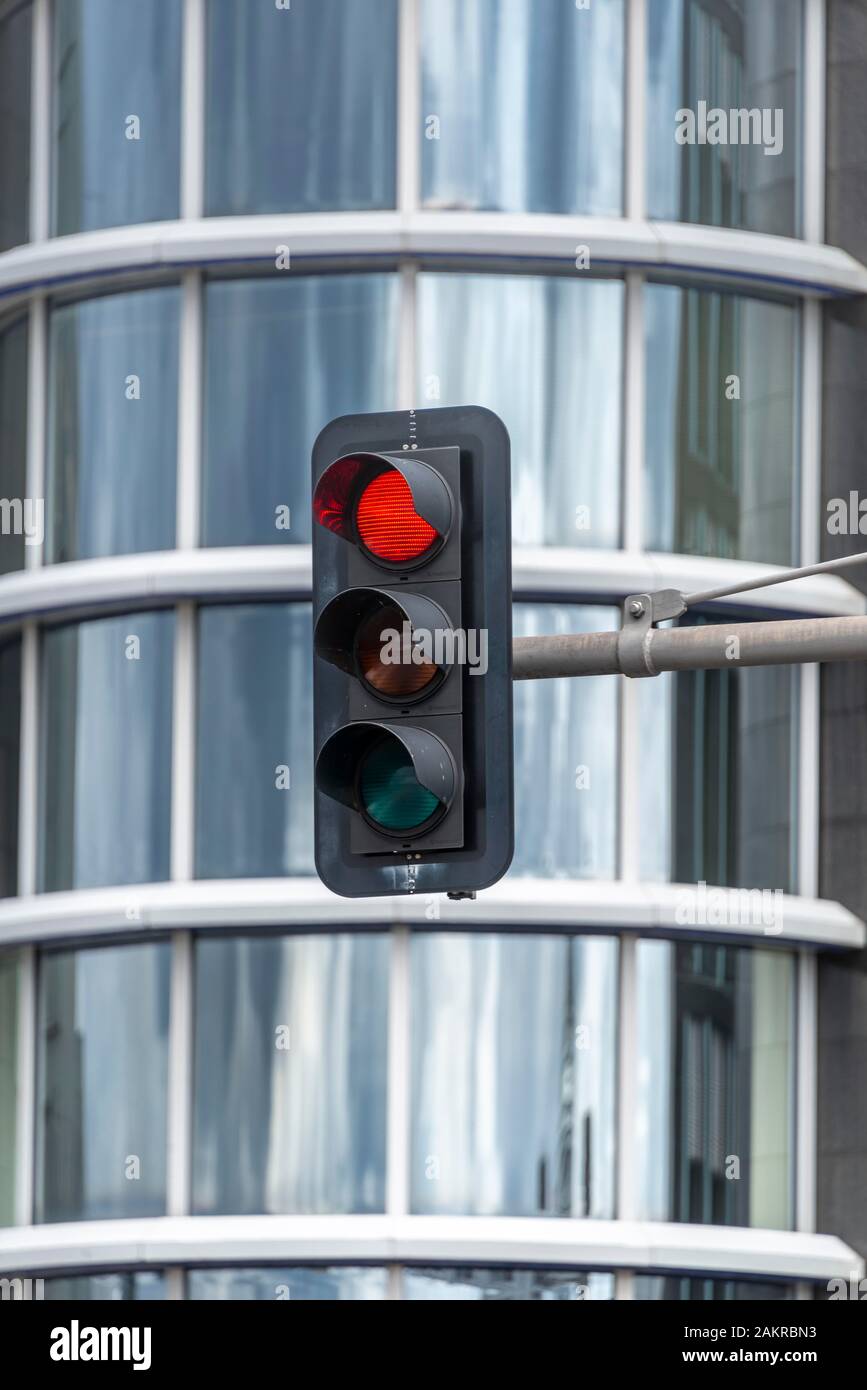 Semáforo en rojo delante de la fachada de la casa, Berlín, Alemania Foto de stock