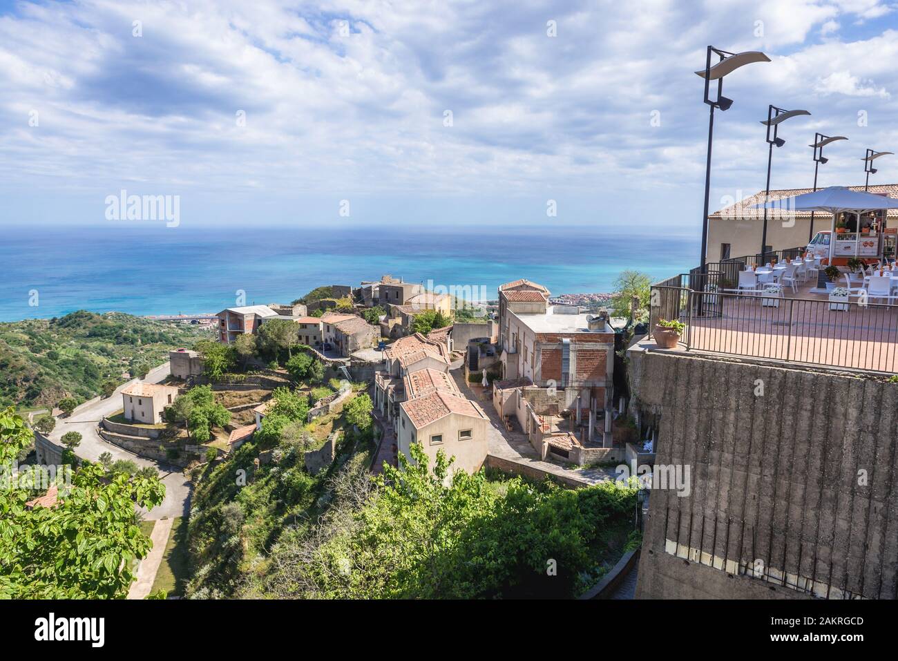 Ver en Savoca village, famoso por lugares de rodaje de "El Padrino" de películas en la isla de Sicilia en Italia Foto de stock