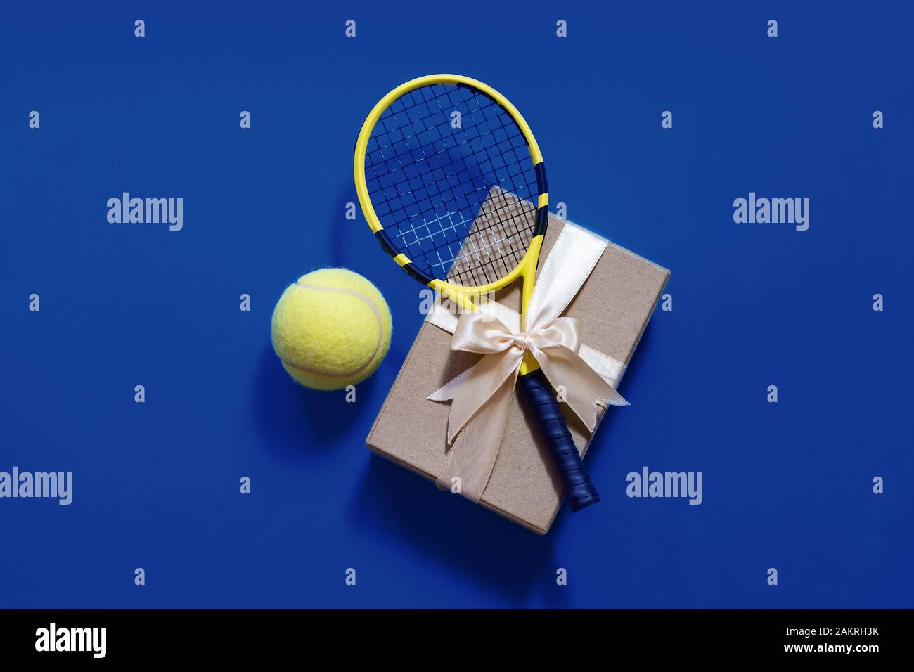 tenis love diseño pelotas de tenis y raqueta de regalo en caja Foto de stock
