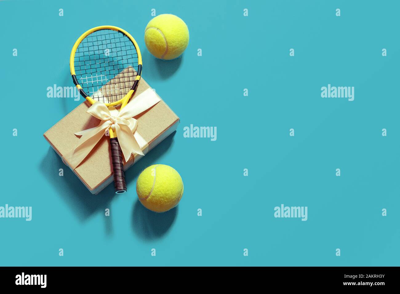 tenis love diseño pelotas de tenis y raqueta de regalo en caja Foto de stock