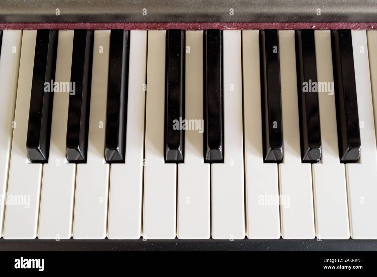 Teclado de piano visto desde arriba, con teclas blancas y negras en una  fila Fotografía de stock - Alamy