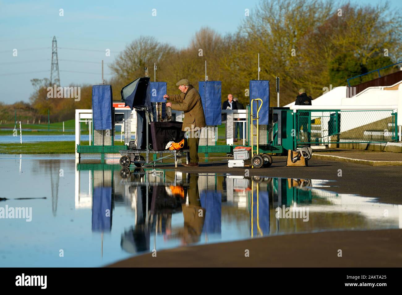 Corredores pack sus puestos como racing es cancelado debido a las inundaciones en Huntingdon Racecourse, Huntingdon. Foto de stock