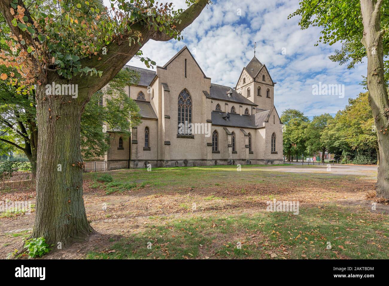 Krefeld - Vista Desde Hohenbudberg A La Iglesia Saint Matthias, Renania Del Norte-Westfalia, Alemania, Krefeld, 09.2018 Foto de stock