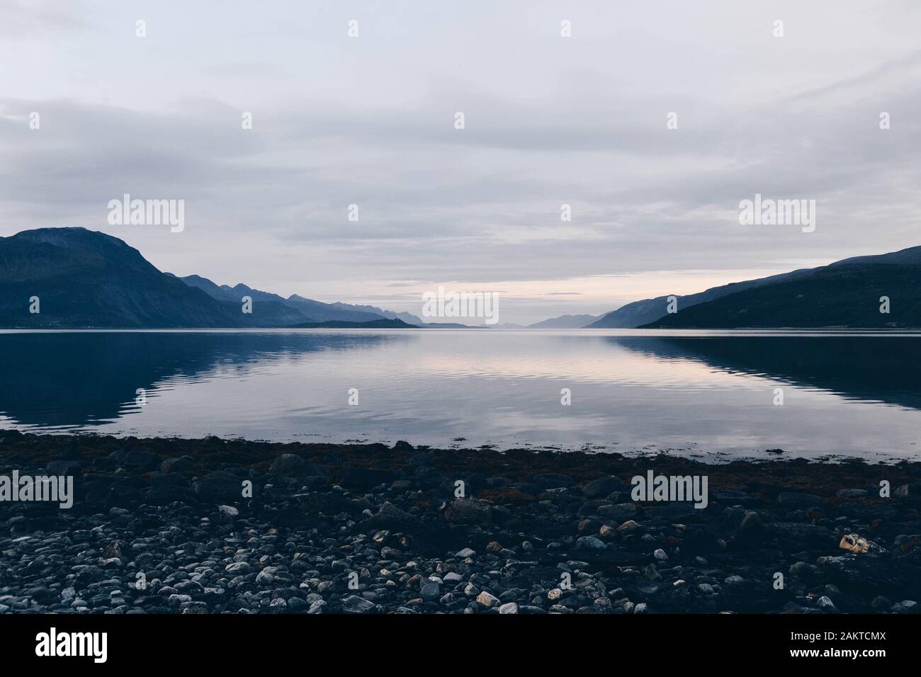 Las montañas y el agua en el fiordo o fiordo de Noruega Foto de stock