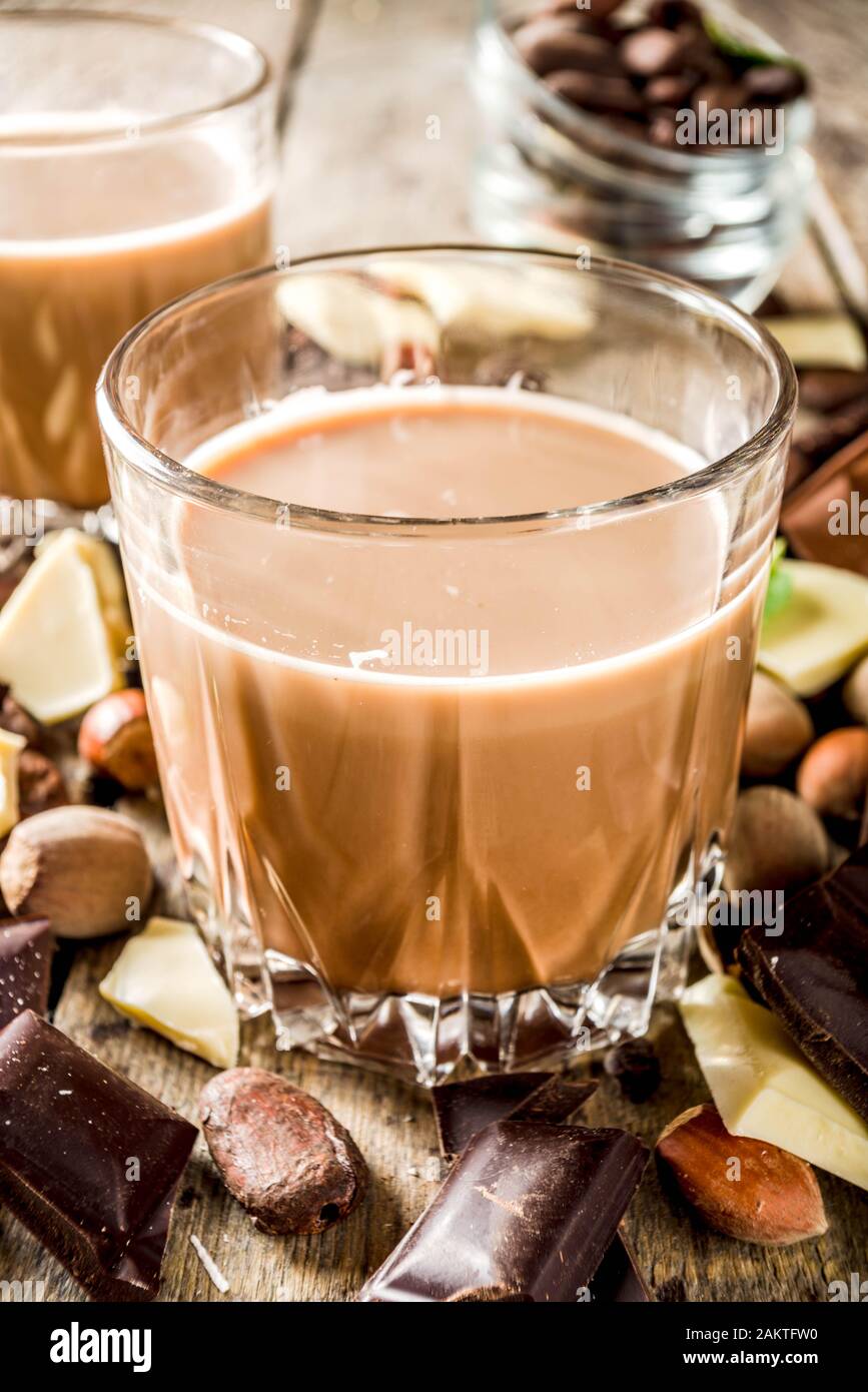 Bebida alcohólica dulce y fuerte. Licor de chocolate con leche y chocolate  negro. Espacio de copia de fondo de madera Fotografía de stock - Alamy