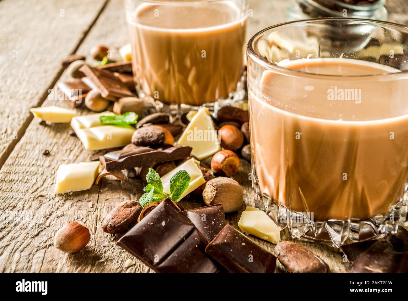 Bebida alcohólica dulce y fuerte. Licor de chocolate con leche y chocolate  negro. Espacio de copia de fondo de madera Fotografía de stock - Alamy