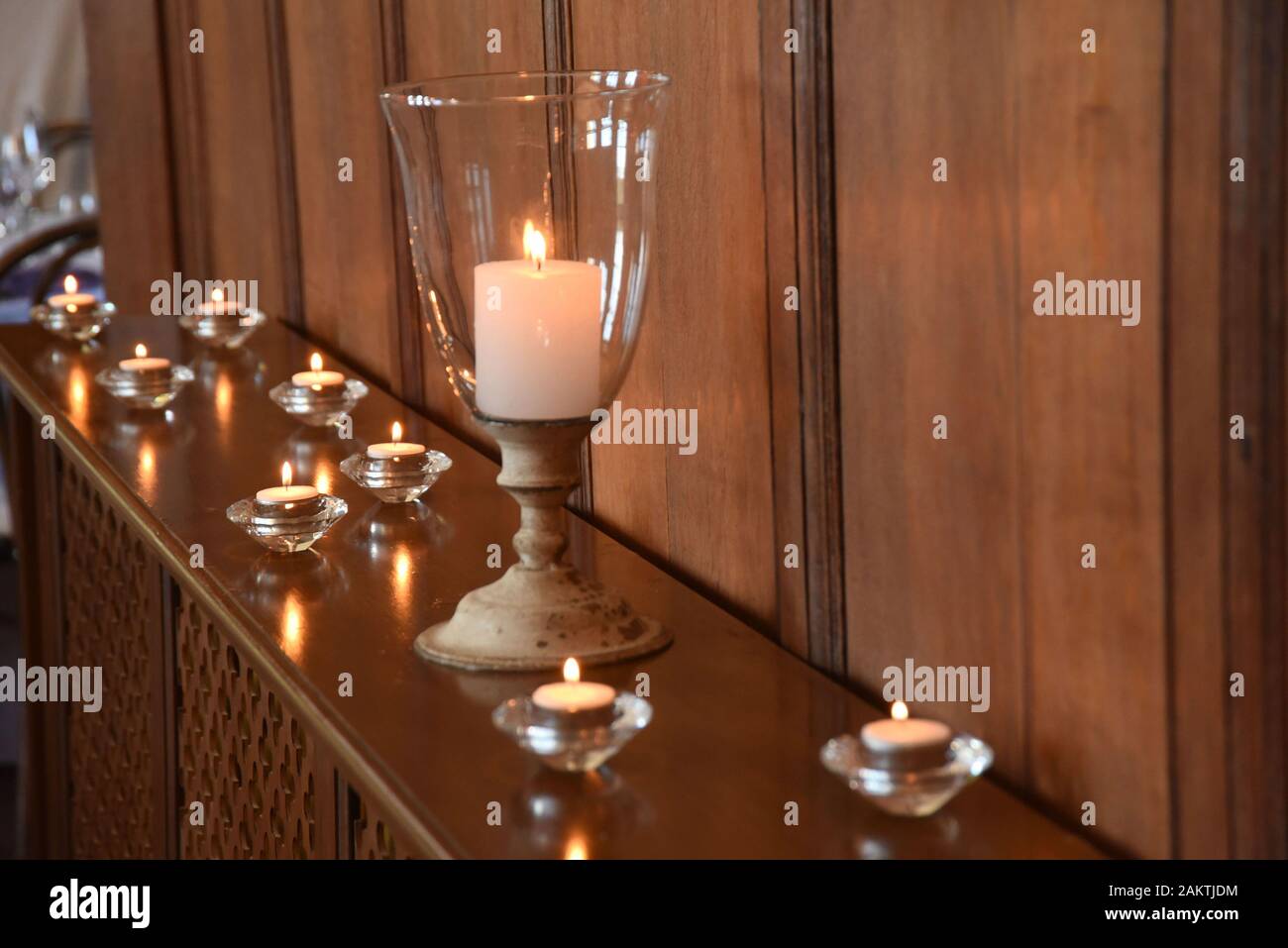 Velas y luces nocturnas Foto de stock