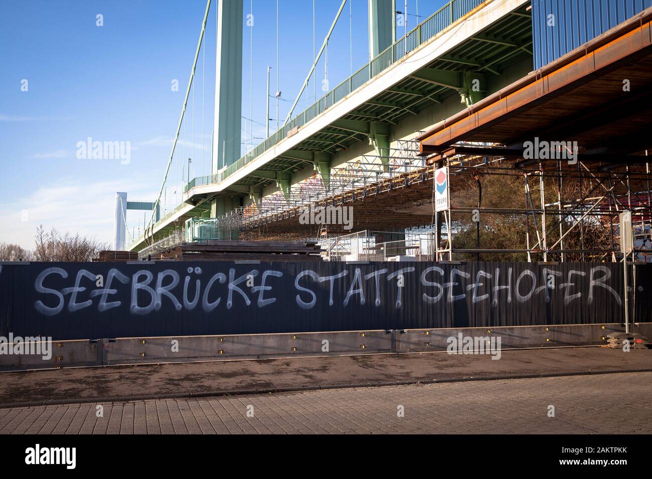 Protesta contra la política de refugiados del Secretario del Interior, Horst Seehofer en una valla de construcción debajo del puente Muelheimer, Colonia, Alemania. Foto de stock