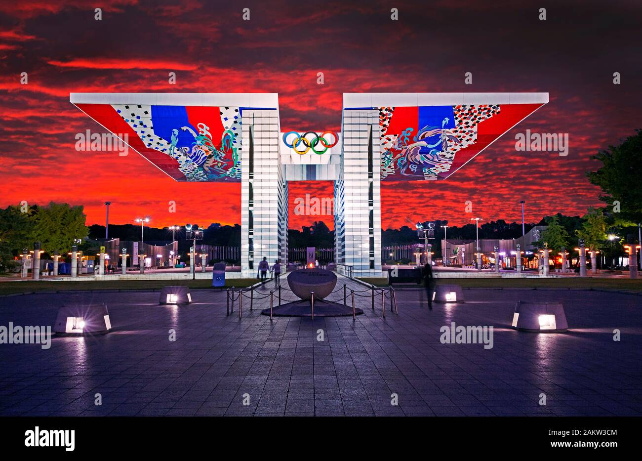 Puerta de paz olímpica en el que conmemora los Juegos Olímpicos de verano de 1988 en Songpa-gu en Seúl bajo la puesta de sol Foto de stock