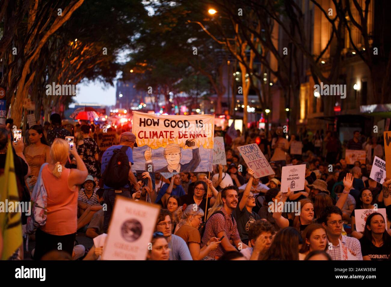 Los manifestantes bloquear Adelaide Street durante la Uni estudiantes por la Justicia Climática rally en Brisbane.Uni estudiantes por la Justicia Climática organizó un rally por las calles de Brisbane (y en otras ciudades) para reclamar una mejor financiación para los servicios de bomberos voluntarios y financiado por el Estado, la modernización de la política climática y la destitución del Primer Ministro Scott Morrison, quien en las últimas semanas ha sido criticado por su manejo de la situación mientras que muchos miles de hectáreas se han quemado en Queensland, Nueva Gales del Sur, Australia Occidental, Australia Meridional y el territorio de la Capital Australiana. Foto de stock