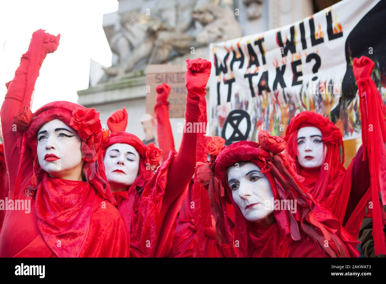 Londres, Reino Unido, viernes 10 de enero de 2020: Extinción rebelión manifestantes fuera de la Alta Comisión Australiana en el Strand en Londres, Demandando mayor acción del gobierno y el Primer Ministro de Australia Scott Morrison para reducir el cambio climático y proporcionar un profesional de bomberos para combatir los incendios forestales que actualmente asola los campos australianos. Anna crédito Watson/Alamy Live News Foto de stock