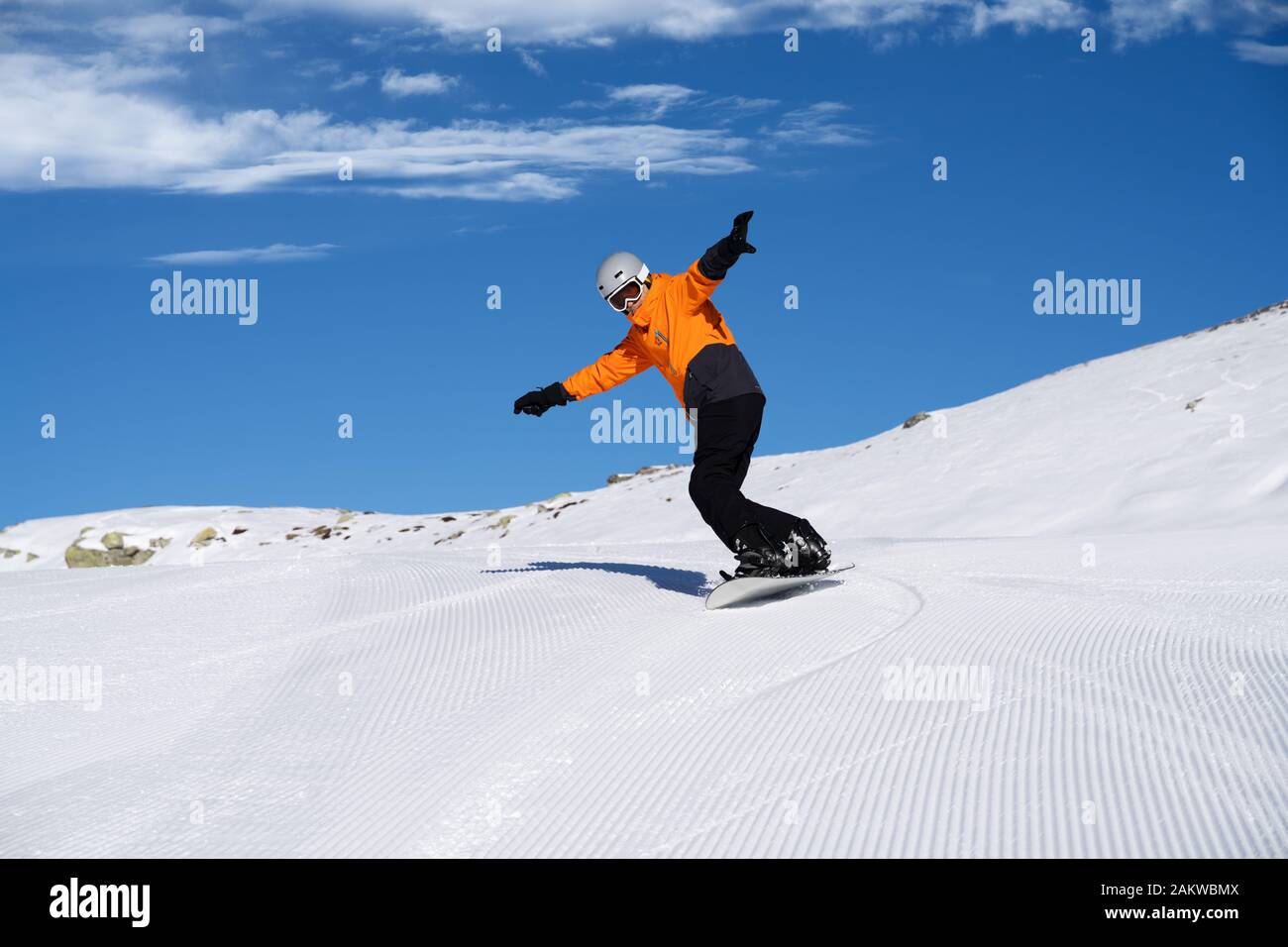 hombre en esquí gafas de protección paseos un tabla de snowboard desde un  Nevado montaña 27686759 Foto de stock en Vecteezy