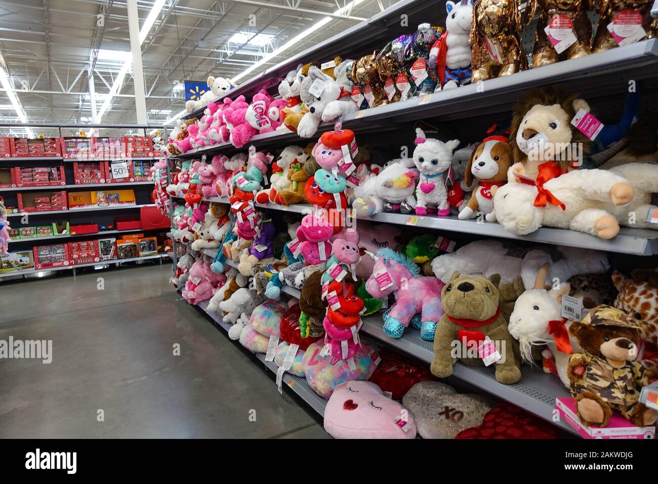 Orlando,FL/USA-1/7/20: Una exhibición de San Valentín en Walmart de  animales de peluche con corazones listos para ser comprados como regalos  del día de San Valentín Fotografía de stock - Alamy