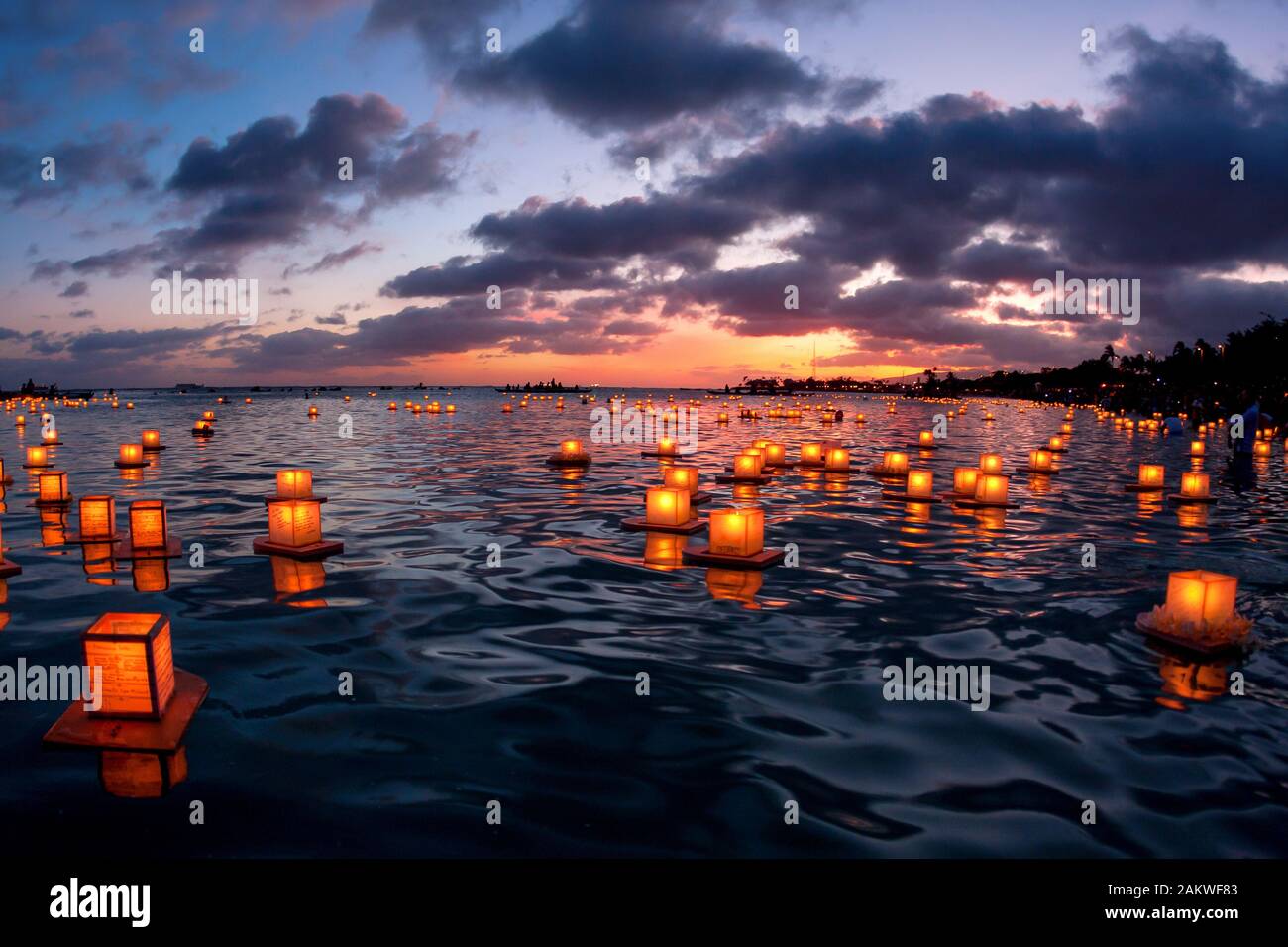 Evento flotante de farolillo en el día Conmemorativo de Oahu al atardecer  con faroles flotando hacia el mar Fotografía de stock - Alamy