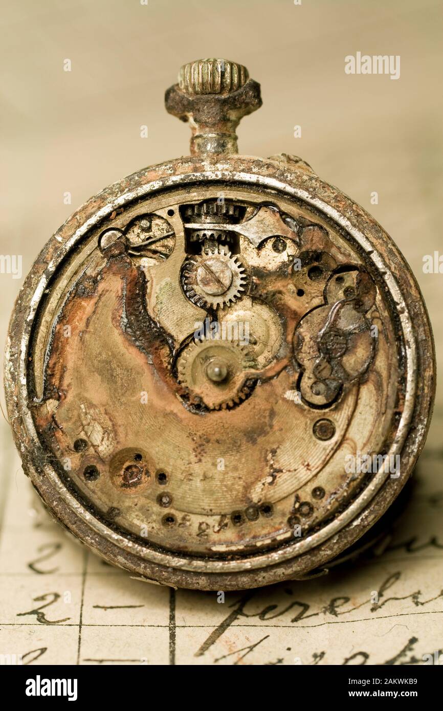 Reloj de bolsillo antiguo oxidado en un portátil antiguo Fotografía de  stock - Alamy