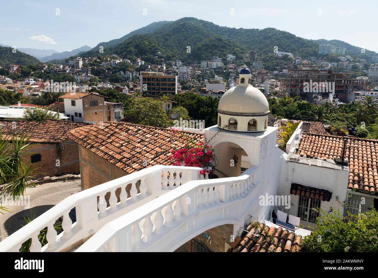 México, Puerto Vallarta, Jalisco, Casa Kimberely, una vez el hogar de la  famosa actriz Elizabeth Taylor, el puente que conduce a una cúpula  Fotografía de stock - Alamy