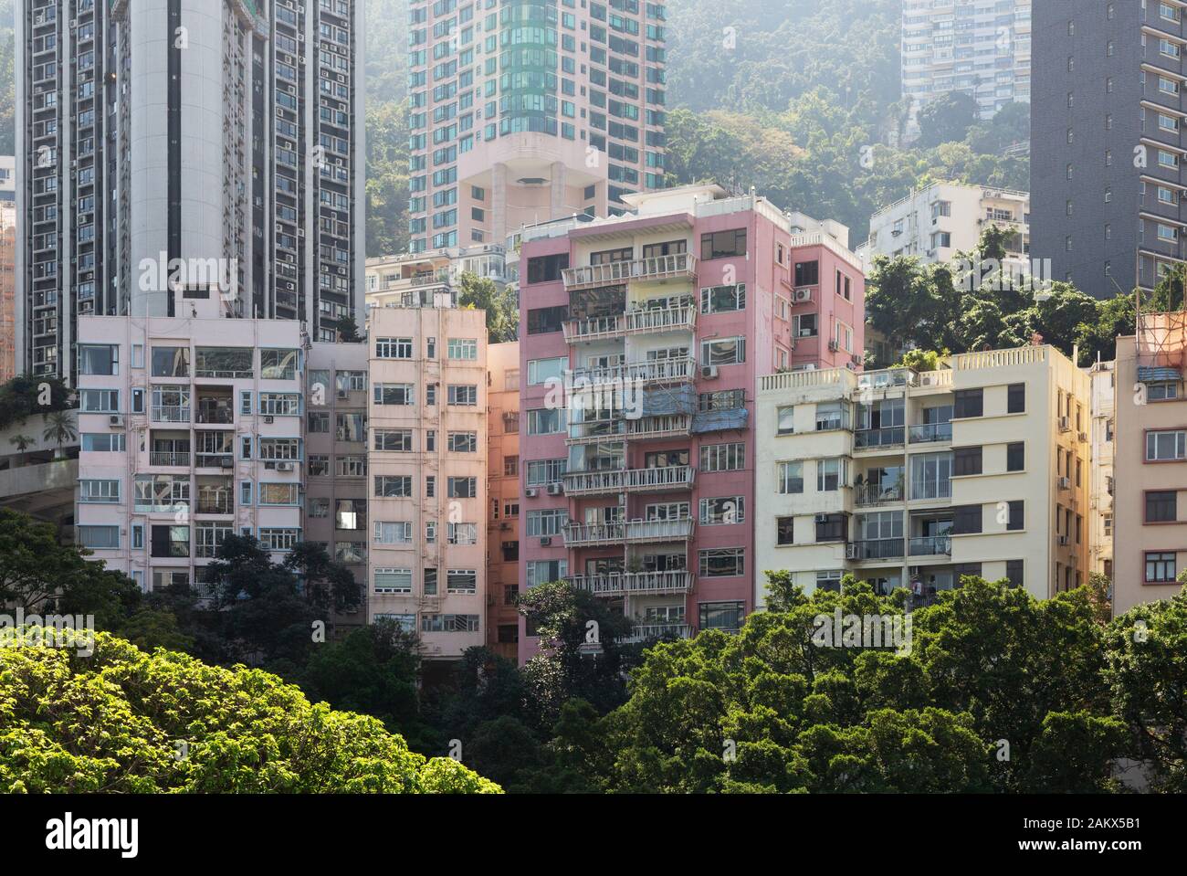 Alojamiento en Hong Kong; bloques Antiguos de apartamentos para alojamiento residencial, Hong Kong Island, Hong Kong Asia Foto de stock