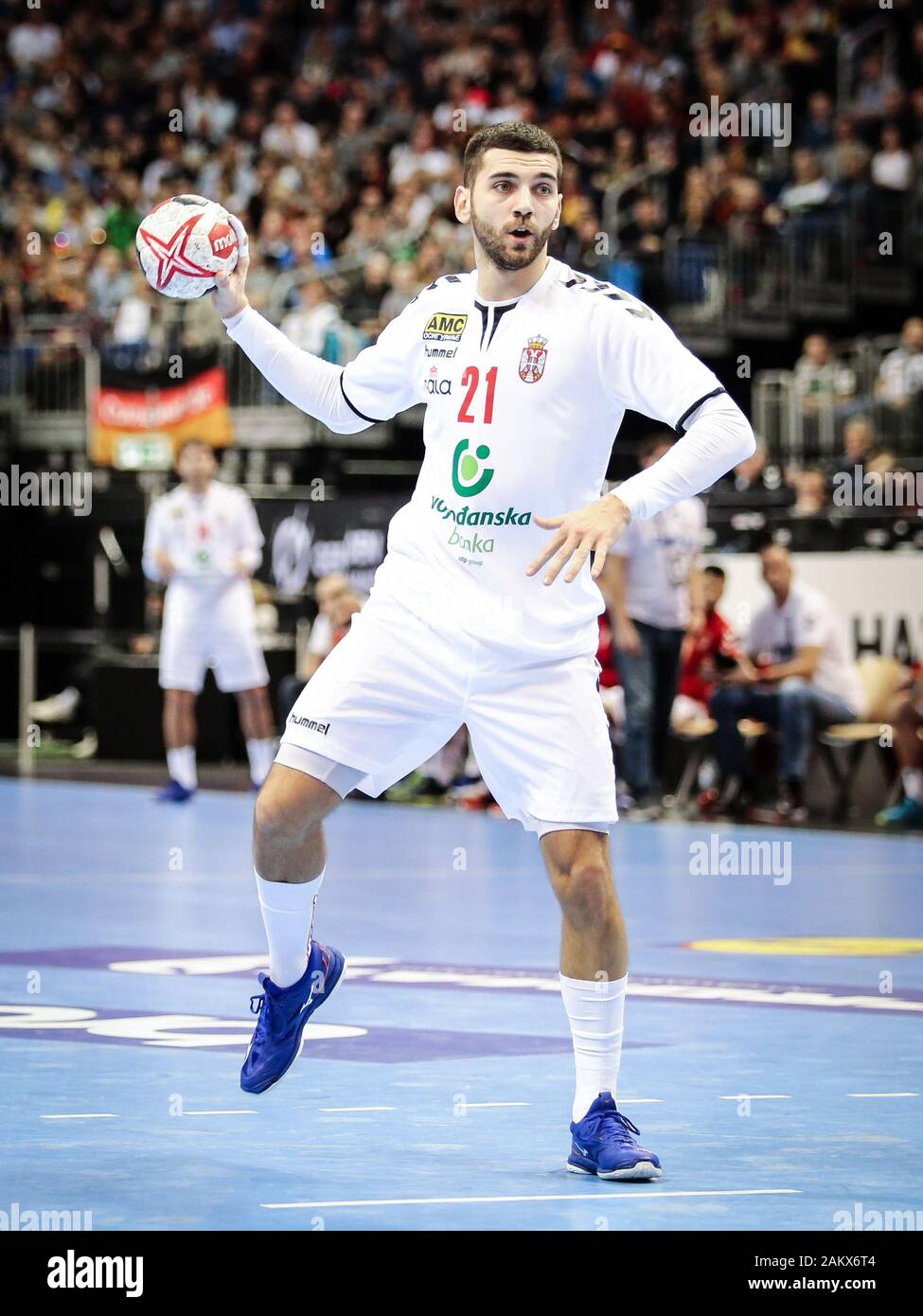 Berlín, Alemania, 12 de enero de 2019: Vanja Ilic de Serbia en acción durante el partido de balonmano entre Serbia y Francia durante la Copa Mundial de Balonmano Masculino Foto de stock