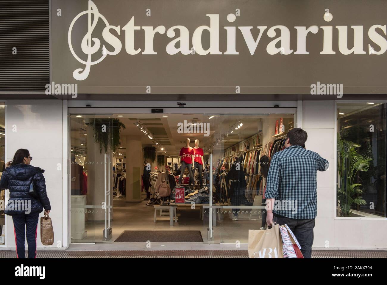 tienda Absorbente exótico A partir del 9 de enero de 2020, España: La mujer española de ropa de marca  de moda de España, propiedad del grupo Inditex, Stradivarius, tienda visto  en España. (Crédito de la