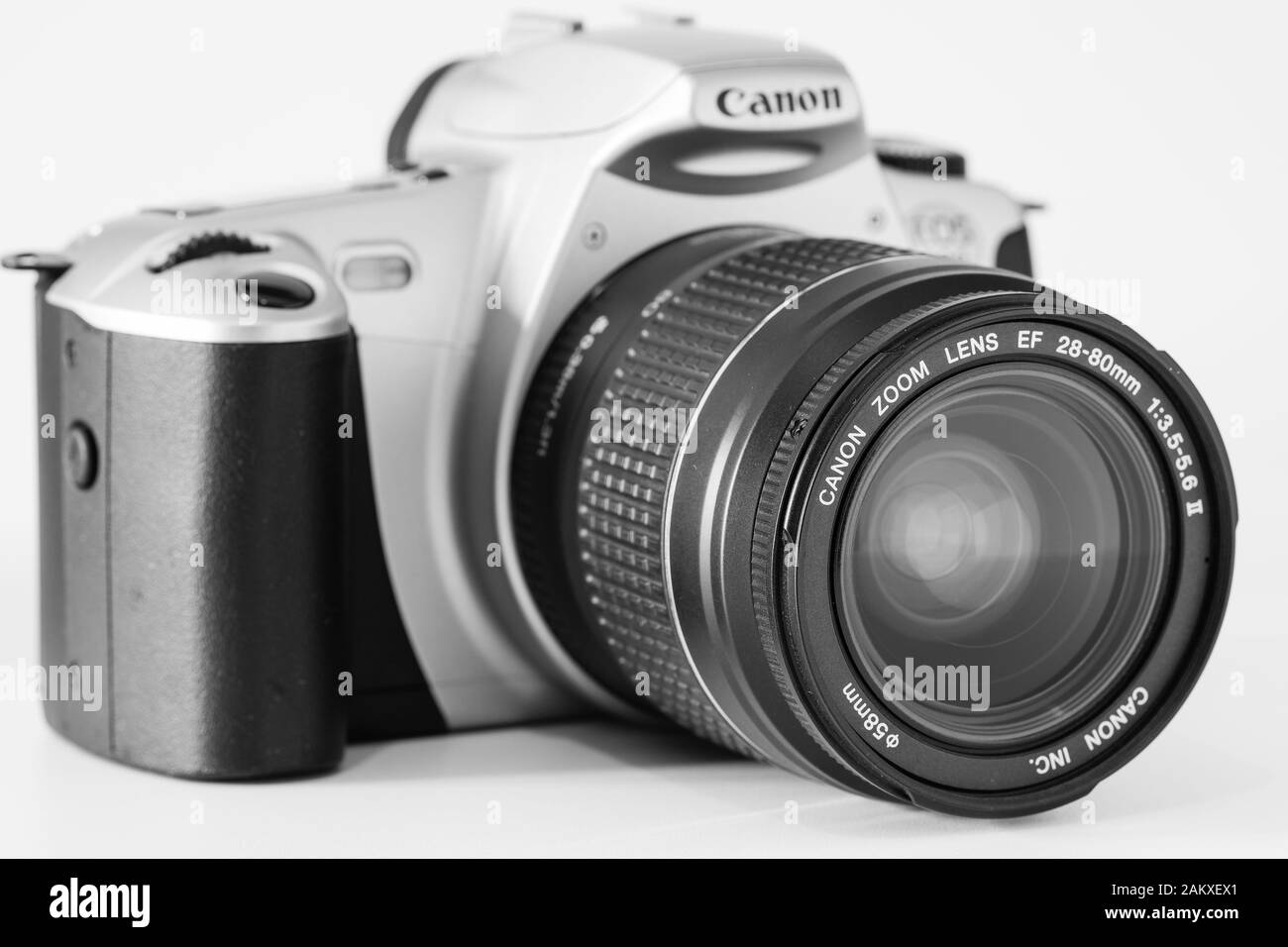 Vista frontal de una cámara Eos 300 de Canon con el objetivo insertado de 28 80 mm, sistema analógico, imagen en blanco y negro. Foto de stock