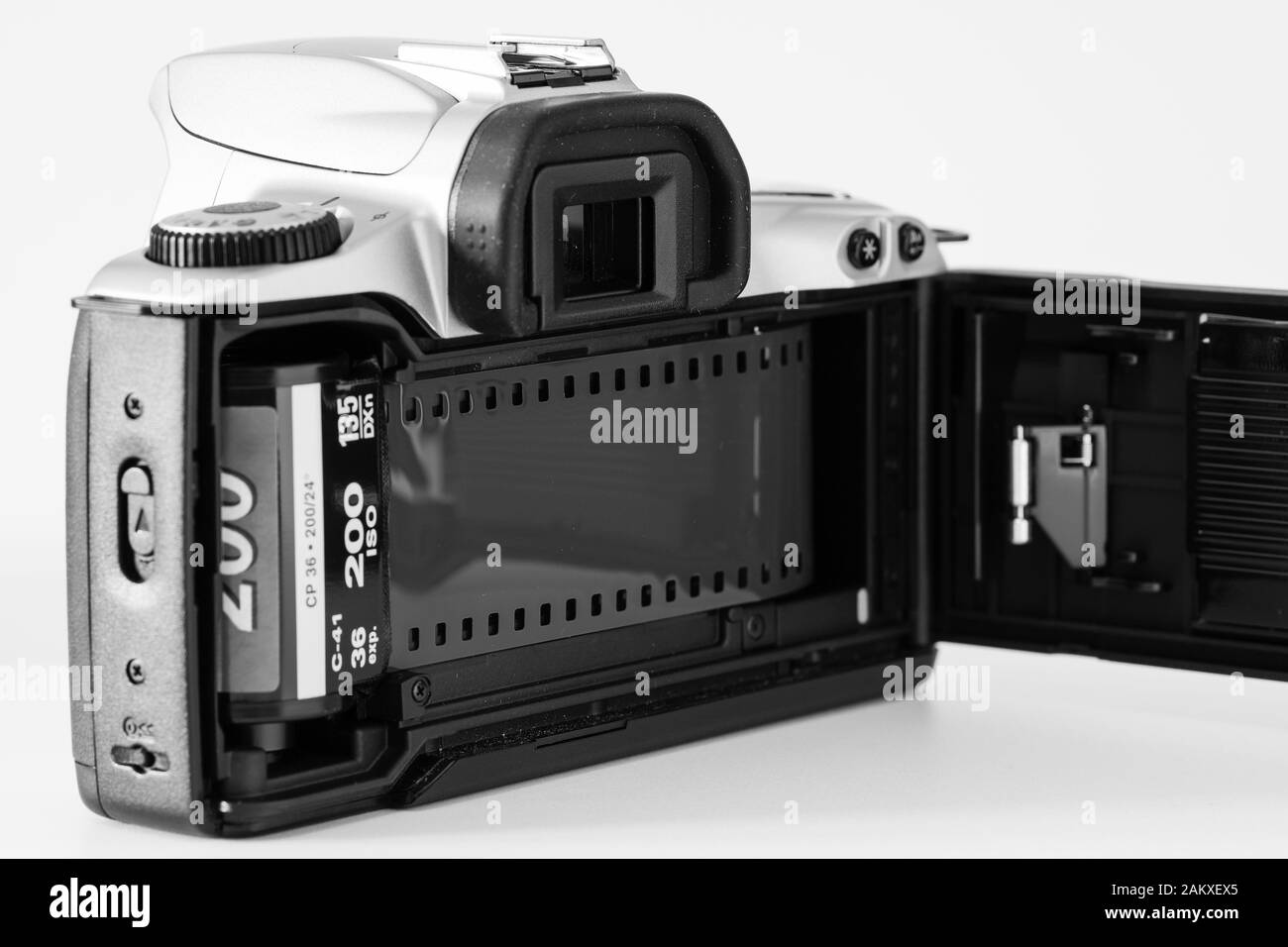 Parte posterior de una cámara Canon Eos300 con película insertada y compartimento abierto, sistema analógico. Foto de stock