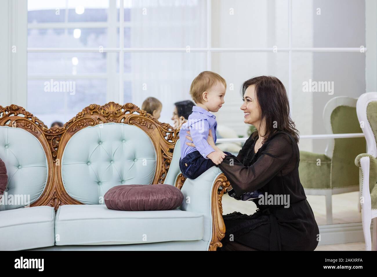 Grandma and baby fotografías e imágenes de alta resolución - Alamy