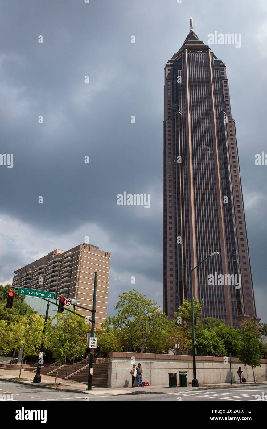 Vista vertical de ángulo bajo del rascacielos de estilo postmoderno Bank of America Plaza en 600 W Peachtree St, Midtown Atlanta, Georgia, Estados Unidos Foto de stock
