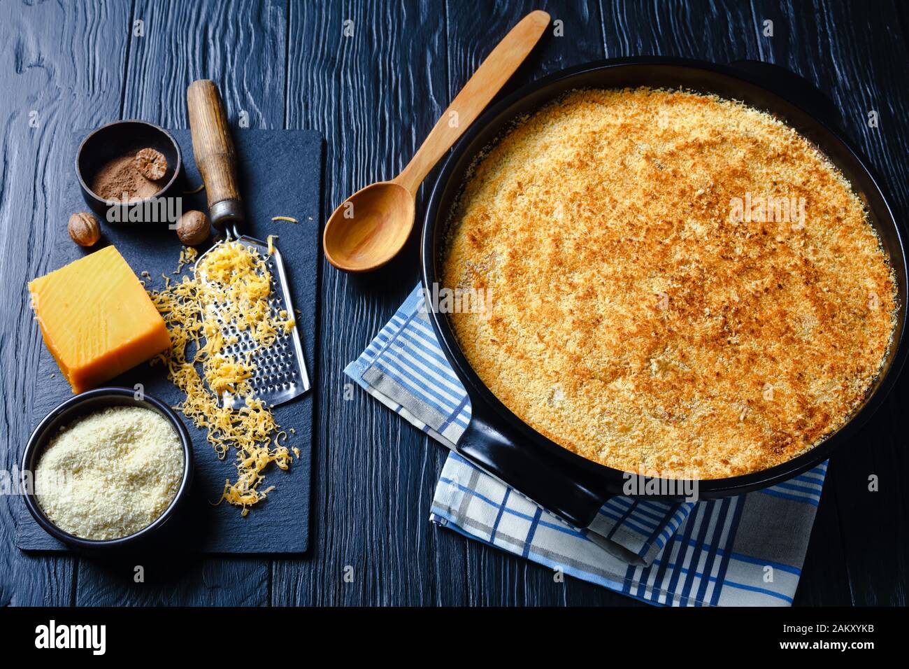 Patatas Asadas sencillas con queso cheddar y panko con corteza de pan rallado, vista horizontal desde arriba Foto de stock