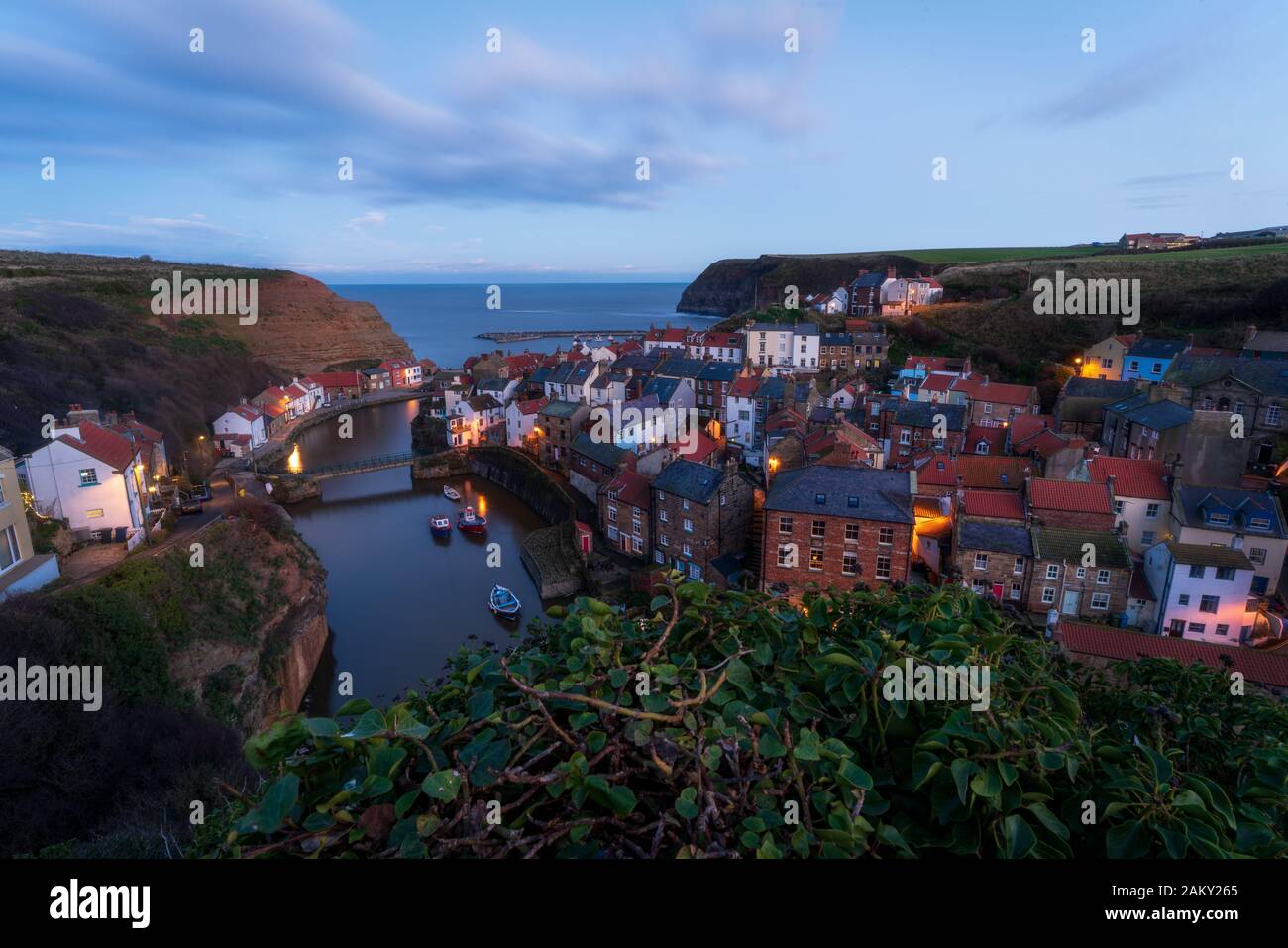 Luz Nocturna En Staithes, North Yorkshire. Tranquilo antiguo pueblo de pescadores tradicional en el noreste de Inglaterra Foto de stock