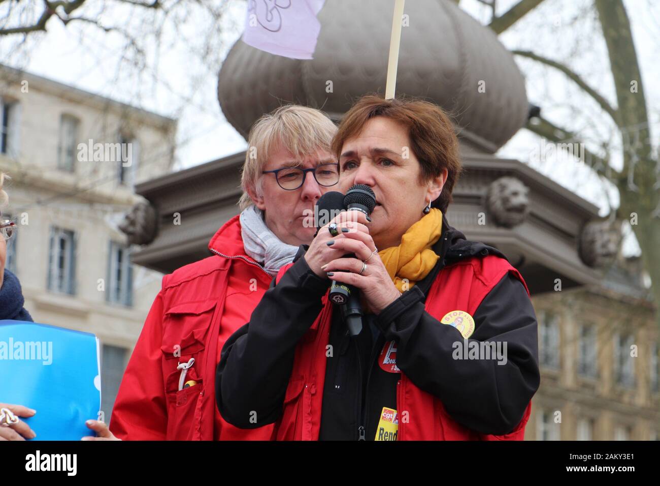 La tercera manifestación de Niort contra la reforma de las pensiones tuvo una baja en comparación con la de diciembre de 17, con 2500 manifestantes la mitad que en de Foto de stock