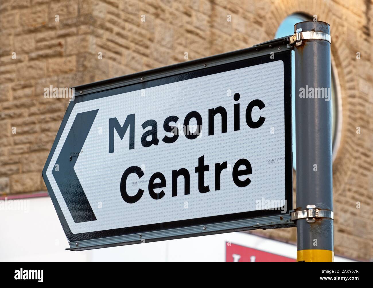 Un cartel que da direcciones al Masonic Hall en Weston-super-Mare, Reino Unido Foto de stock